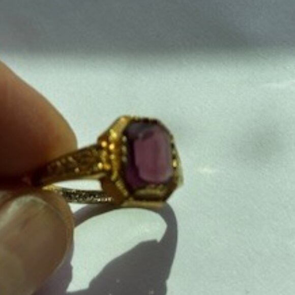 Vintage Gold and Garnet stone ring, Filagree etched on band, pretty, delicate - Picture 10 of 16